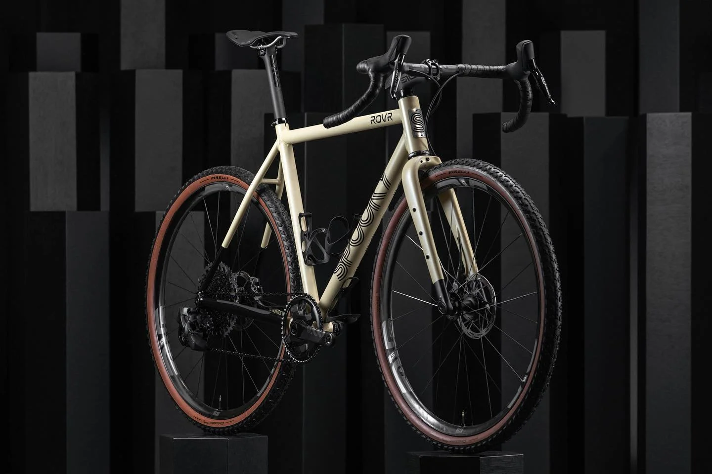 Our signature Spooky ROVR outfitted in all the @envecomposites. Thanks again to ENVE for inviting us to be apart of the epic frame builder showcase event.