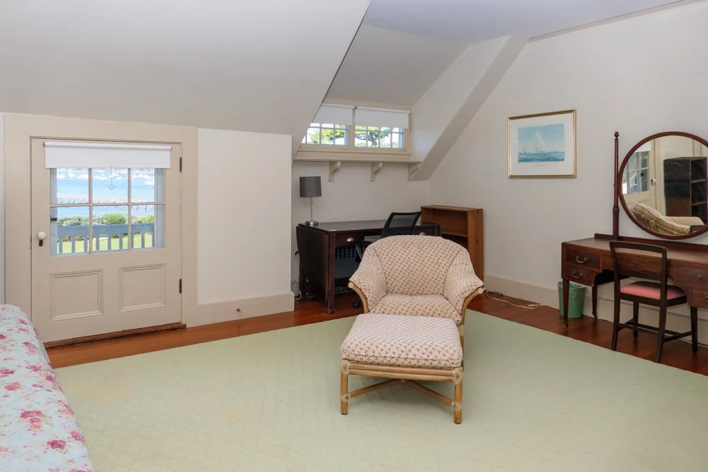  2nd floor large bedroom (2 twins) 