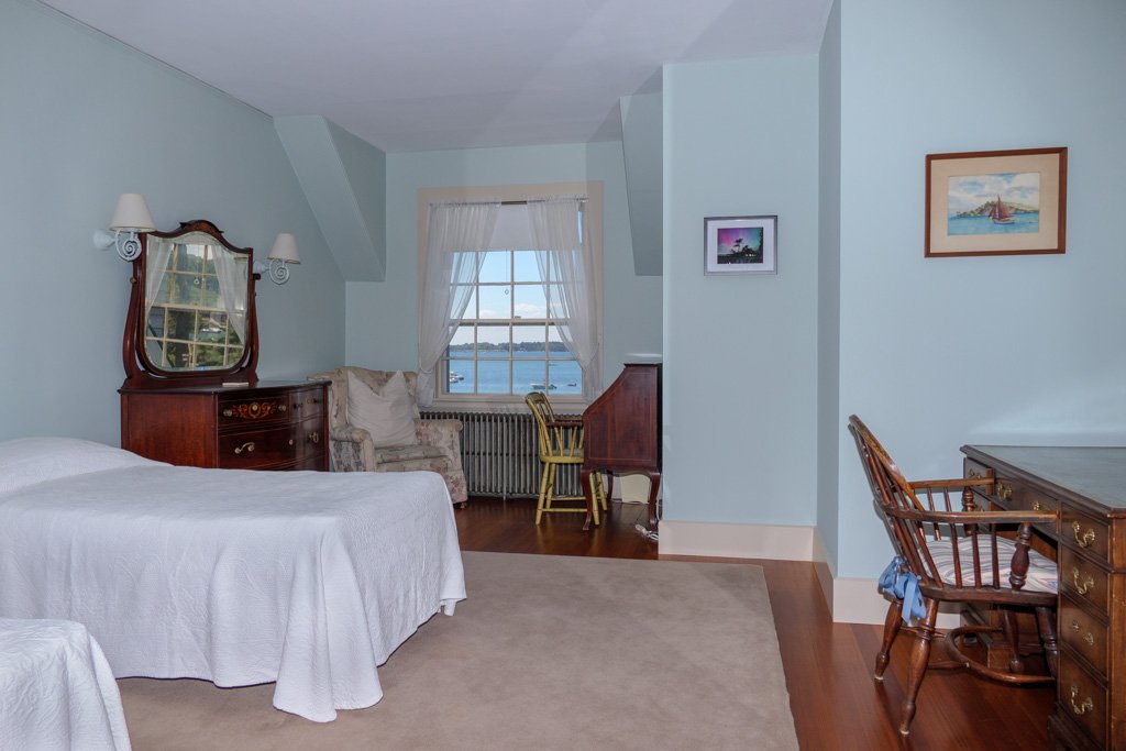  2nd floor bedroom (2 twins) 