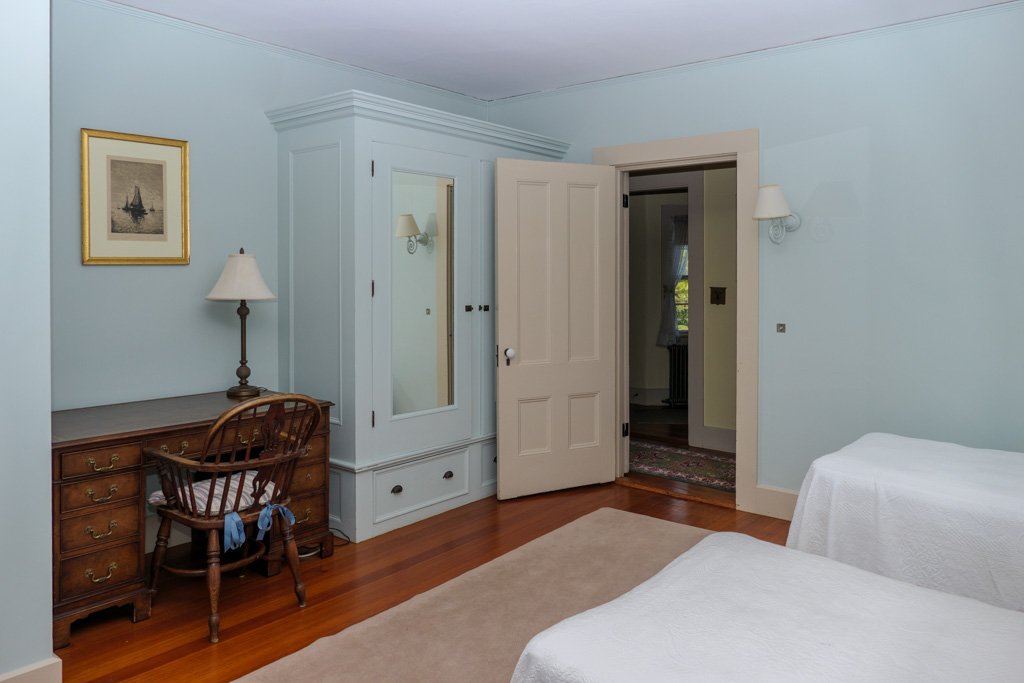  2nd floor bedroom (2 twins) 