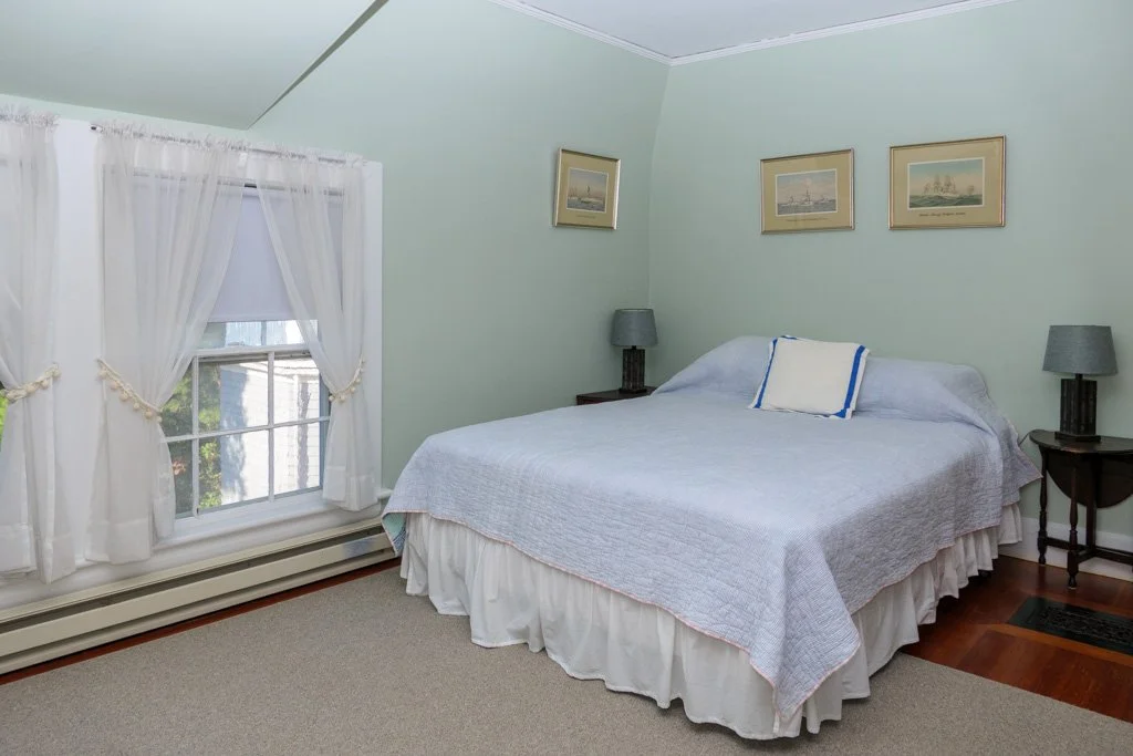  2nd floor small bedroom (queen) 