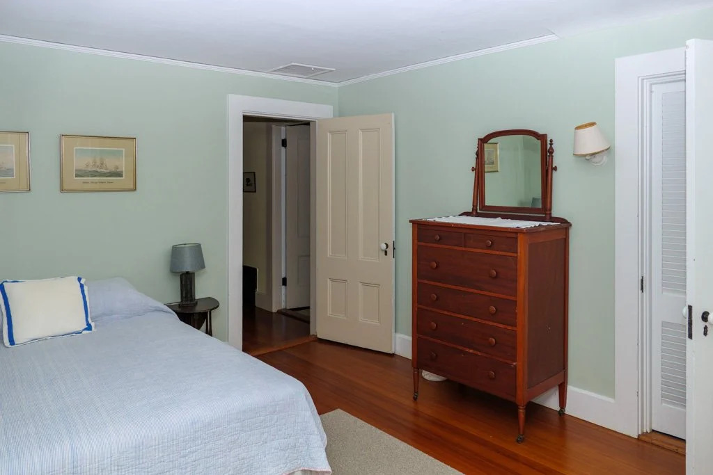  2nd floor small bedroom (queen) 