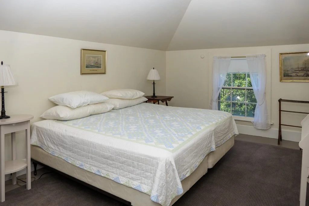  2nd floor rear bedroom (2 twins) 