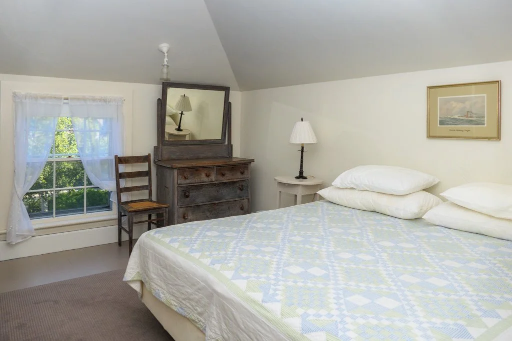  2nd floor rear bedroom (2 twins) 