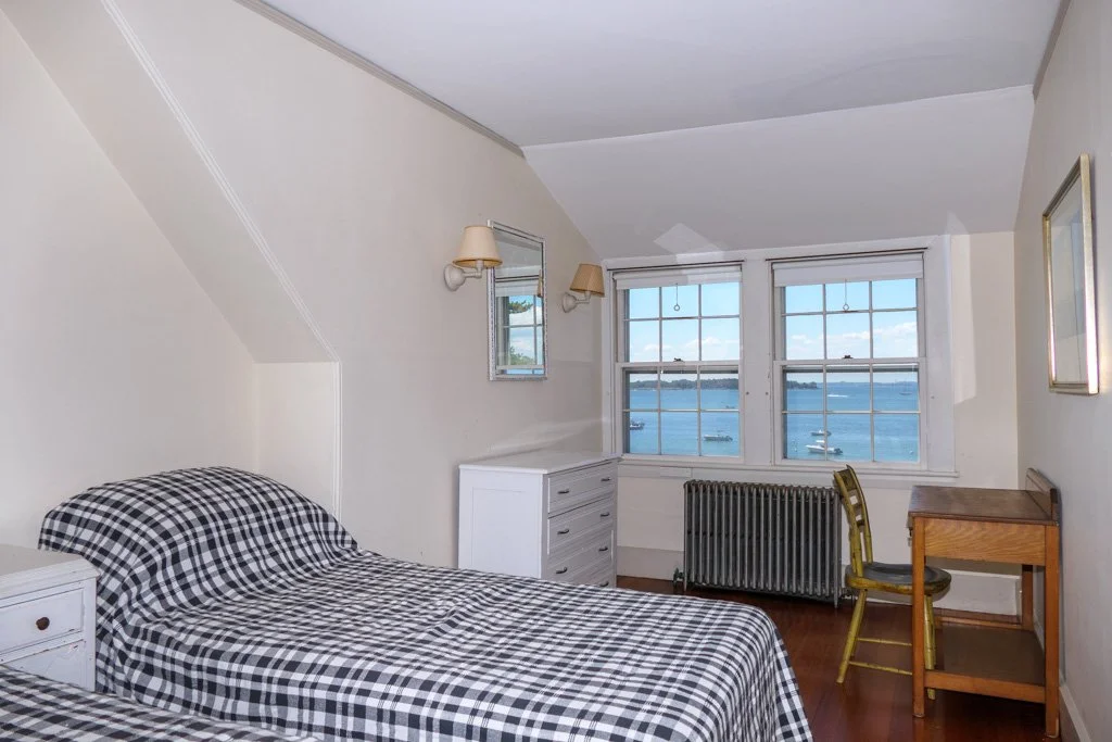 3rd floor small bedroom (2 twins) 