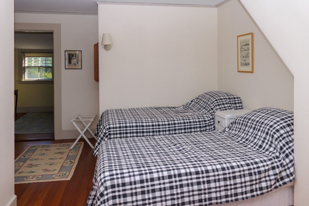 3rd floor small bedroom (2 twins) 