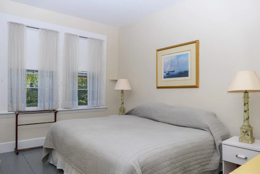  1st floor rear bedroom (2 twins) 