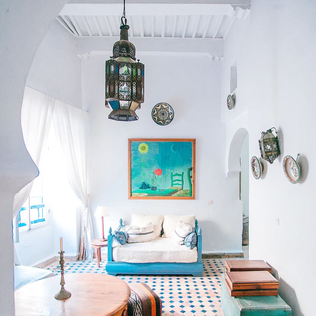 Into the white and shades of blue ✨dreaming✨ of this beautiful interior 
.
.
.
.
 #travel #inspriation #whiteonwhite #blue #morocco #texture #vintage #handmade #traveltheworld
