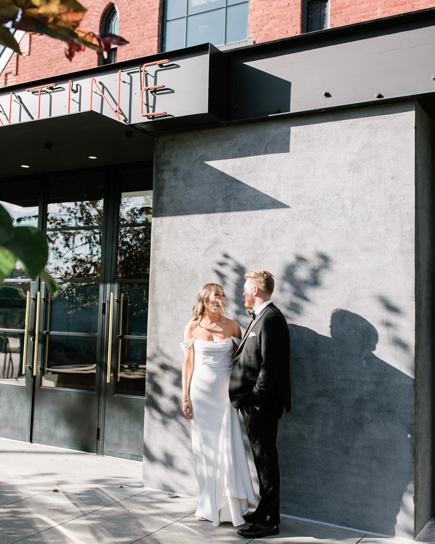 Quiet pre-ceremony moments melt me!

Second shot for @annetenkhoffphotography 🤍