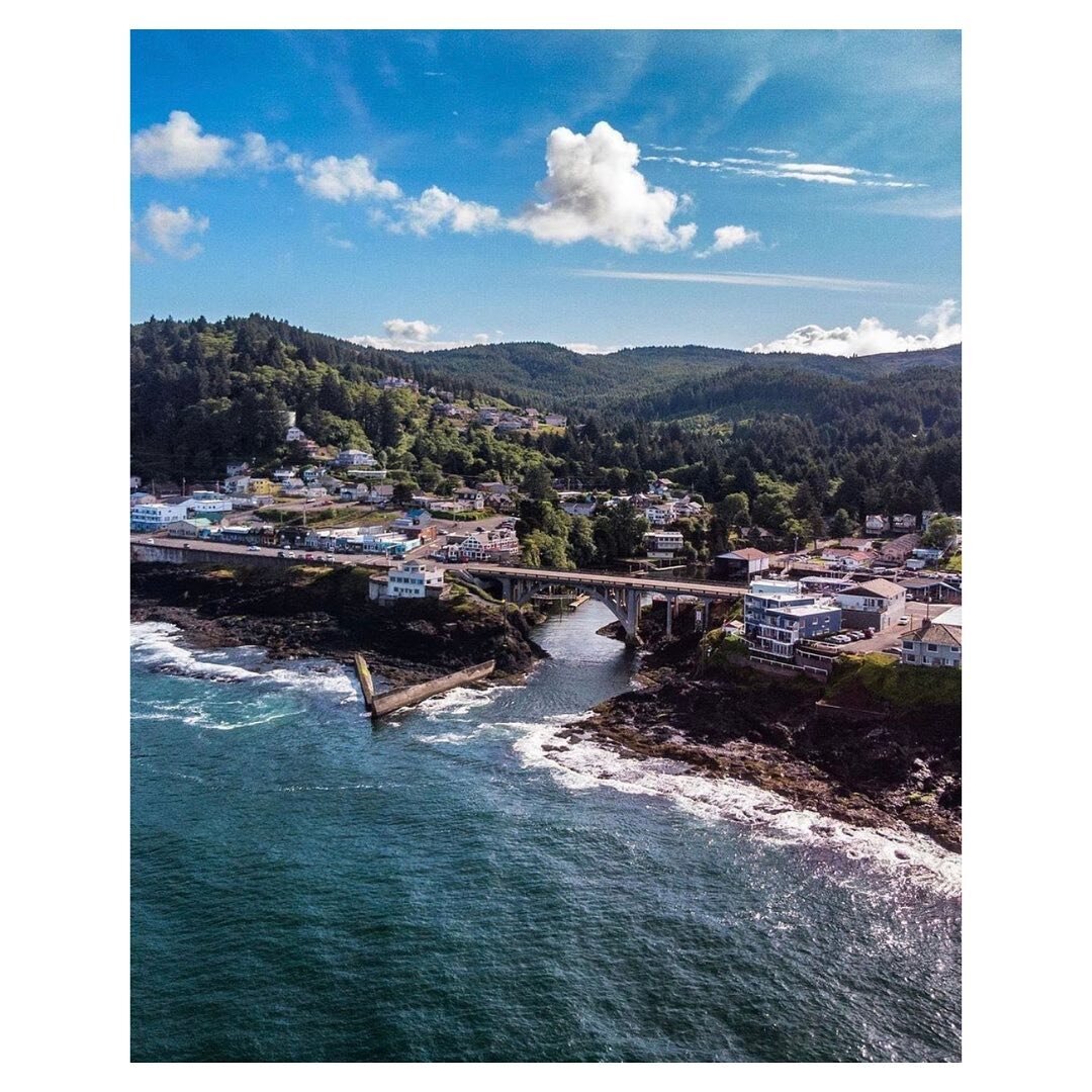 ⁣⁣🌊 This is the world's smallest navigable harbor! Isn&rsquo;t she remarkable? 🌊 I just wrote an article for @TravelOregon on Depoe Bay and this (distanced, outdoor) coastal escape is a year-round getaway (story link in my bio). ⁣⁣⁣⁣⁣⁣⁣
⁣⁣⁣⁣⁣⁣⁣
🐋 