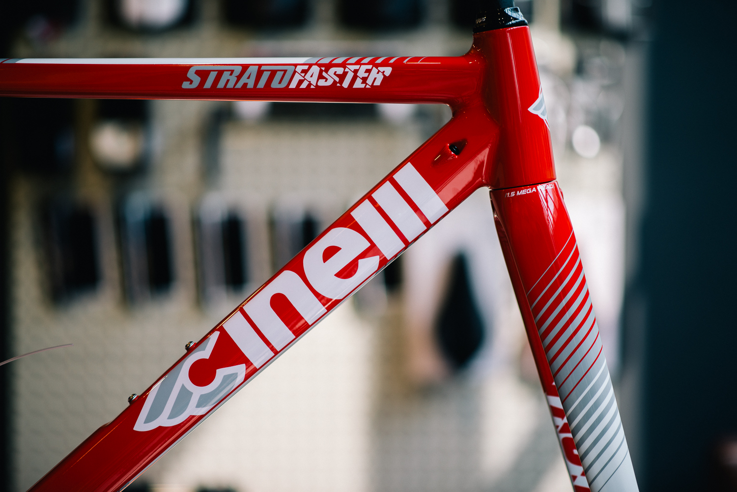The Cable routing is completely internal and integrated for both electronic and mechanical groupsets, with special Teflon tubes that ensure smooth cable action all while improving the aerodynamics and the aesthetics of the bicycle.