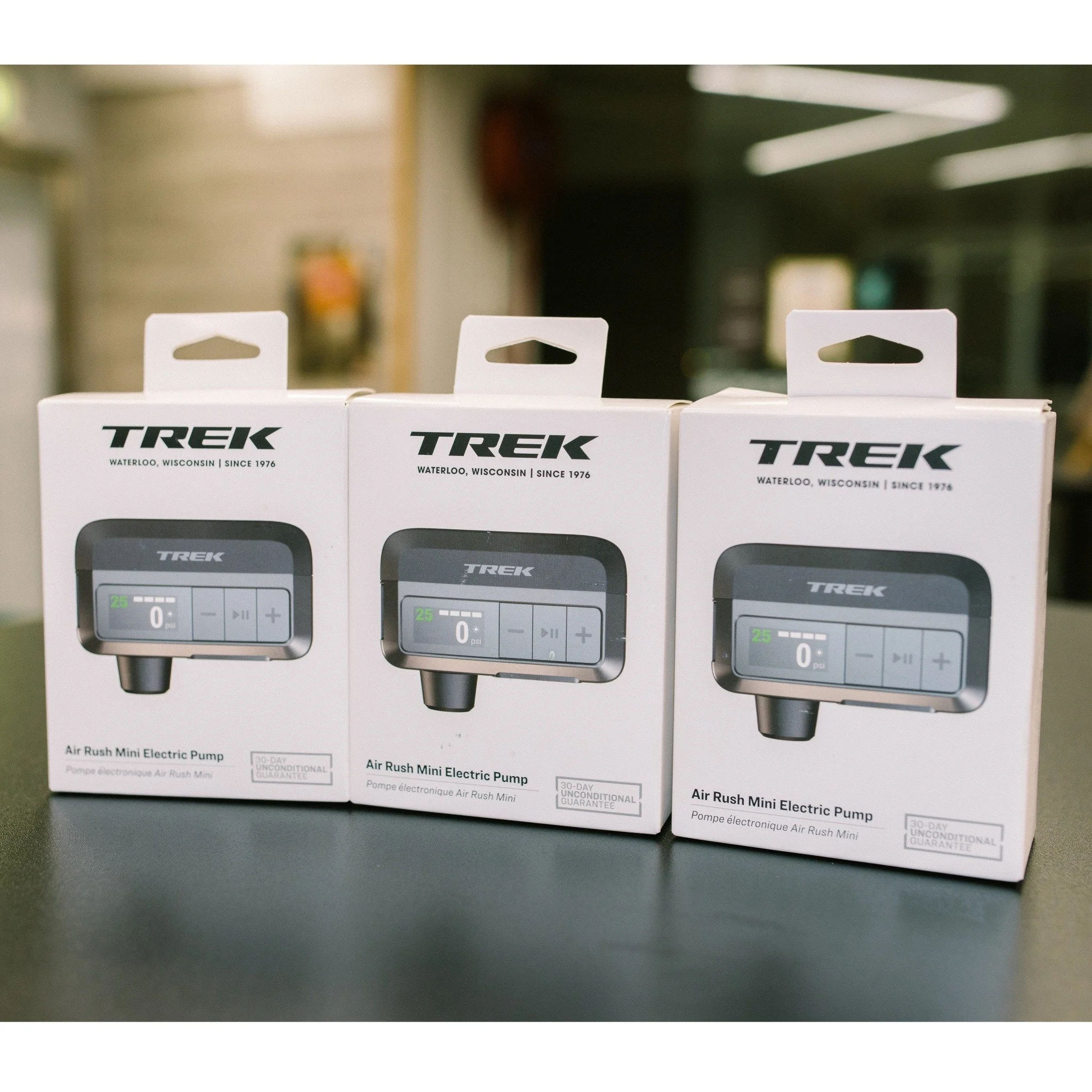 Trek Air Rush 電動氣泵，現已到貨，歡迎查詢。
產品主要功能:-
・USB-C 端口，電池充電時間不到一小時
・包含法式氣嘴、Shrader 氣嘴和針形氣嘴轉接器
・壓力顯示單位：PSI、bar 和 kPa
・充氣壓力範圍：2 &ndash; 120 PSI
・一次充電可充氣次數約等於多達四個 16 克二氧化碳氣瓶
・尺寸：80 x 45 x 32 毫米
#trek #trekairrushminielectricpump #hkcycling #mcbcbike #localbik