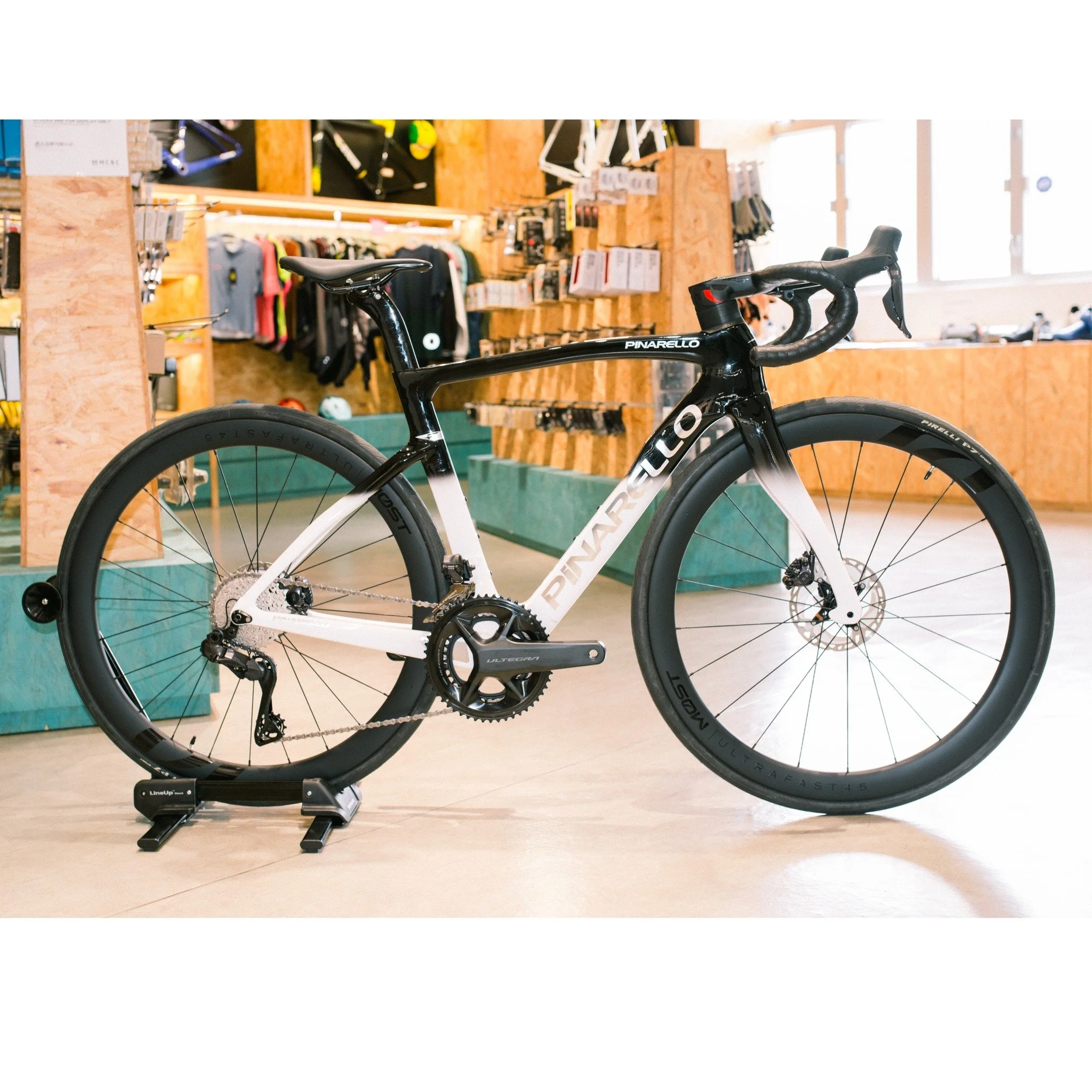 感謝客人選購 Pinarello F7 公路單車
成車配置Shimano R8170 Di2 12速 電子組件
如有興趣，歡迎查詢！
#pinarello #pinarellof7  #mcbcbike #hkcycling #localbikeshop