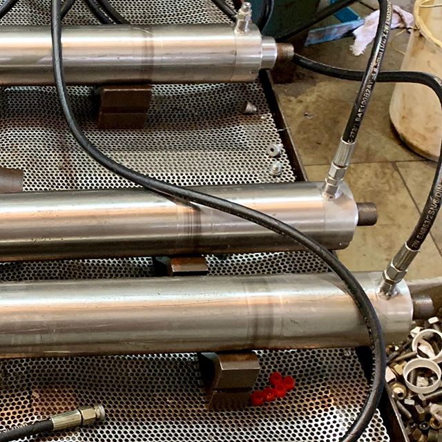 Pressure testing stainless steel hydraulic cylinders.

#cgmp #hydrauliccylinder #stainlesssteel #qualitycontrol