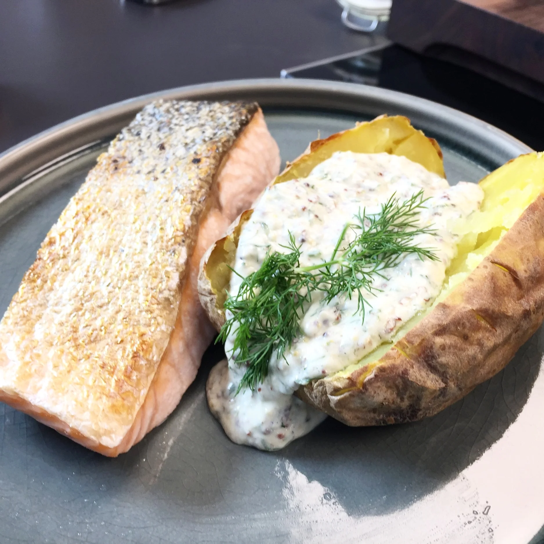Lachs aus dem Ofen mit Backkartoffel und Senf-Dill-Dip