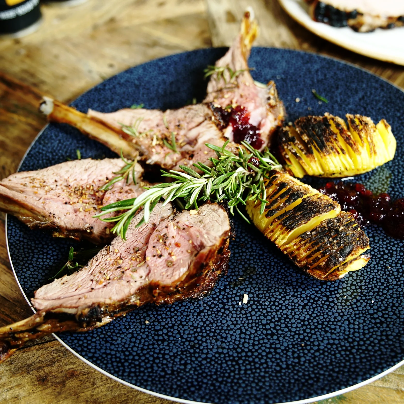 Aus dem Beefer: Karree vom Lamm und dry aged Duroc Schwein mit Backkartoffel und Preiselbeersauce