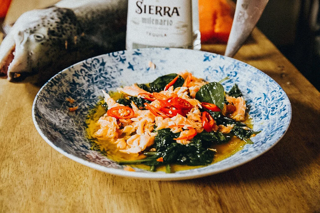 Flambierter Lachs auf Spinatsalat 