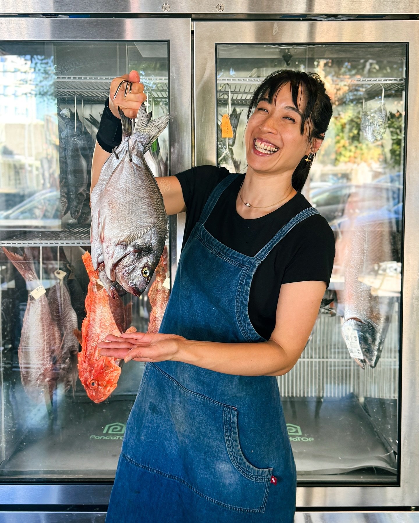 Black Sea Bream aka Dorade / a white fish with a mild, sweet flavor, and low oiliness 

Pairs well with flavors such as Fennel, Sorrel, Lemon, Thyme, Parsley, Tarragon, Olives, Asparagus, and Tomato