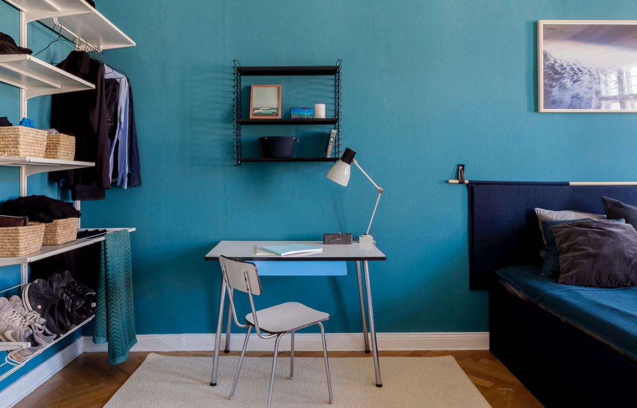 white mid-century desk in a private coliving room in Berlin Charlottenburg