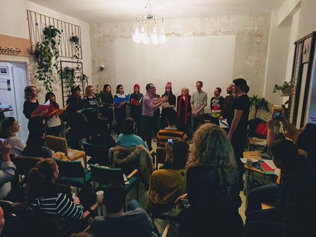 Thanks @simplytuningin for hosting this great #christmasconcert in our living room! We loved it! 🎄😍 .
.
.
.
.
#happypigeons #coliving #coworking #events #community #choir #christmas #concert #simplytuningin #friends #goodvibes #nest #berlin #berlin