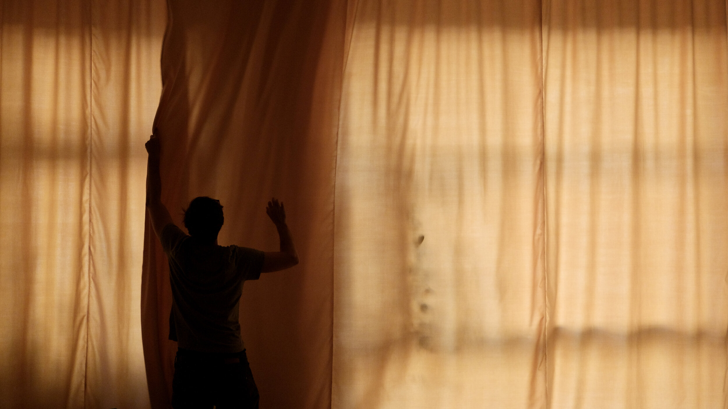 Person closing the curtains of the event space´s main room