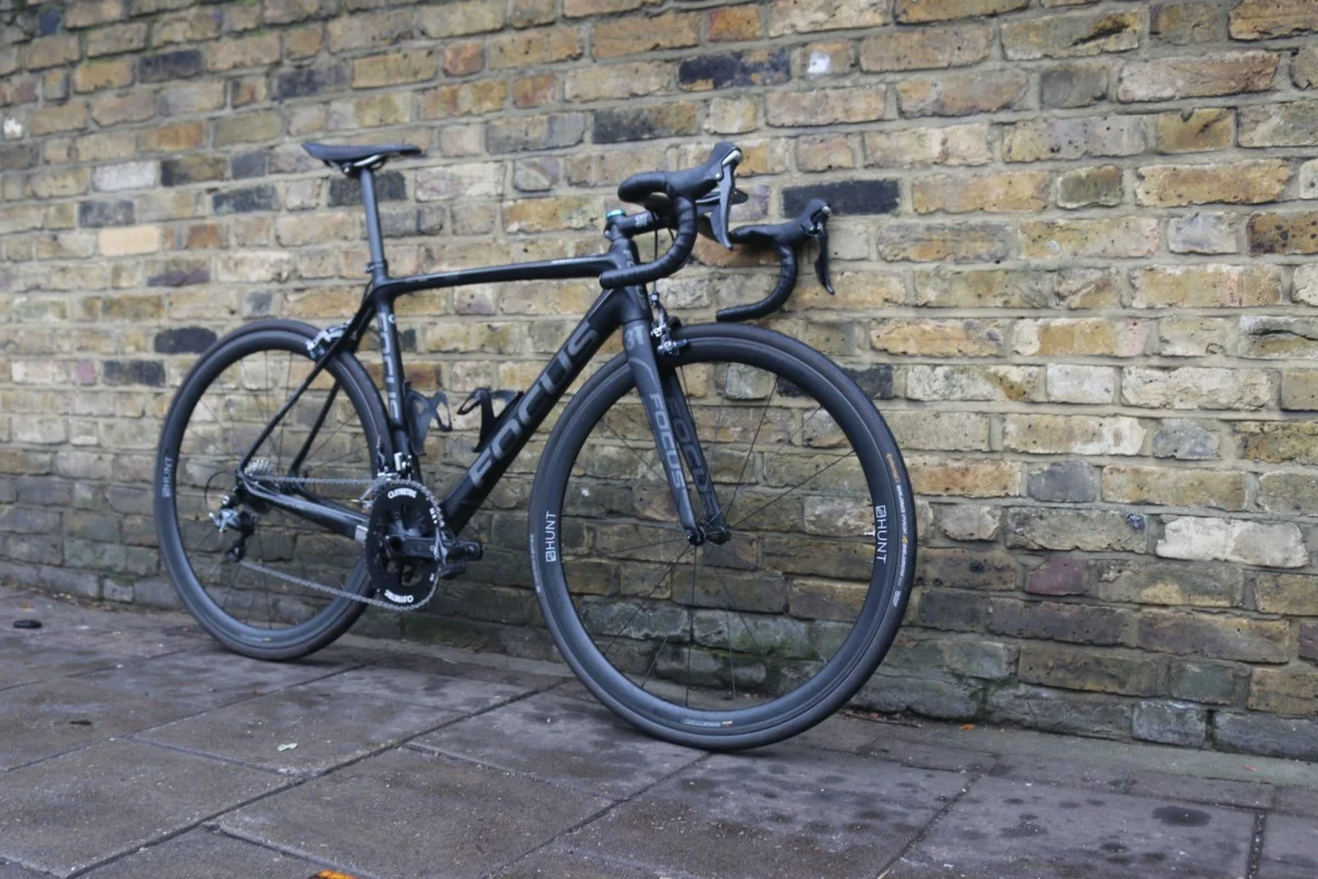 The Izalco Pro 3.0 frame still is quite rare in the matt black. Equipped with Hunt Aero 38 carbon wheels, Osymetric chainrings, Verve Infocrank, Shimano Ultegra 11 speed, Fizik Arione CX and a 3T Stelth finishing kit.