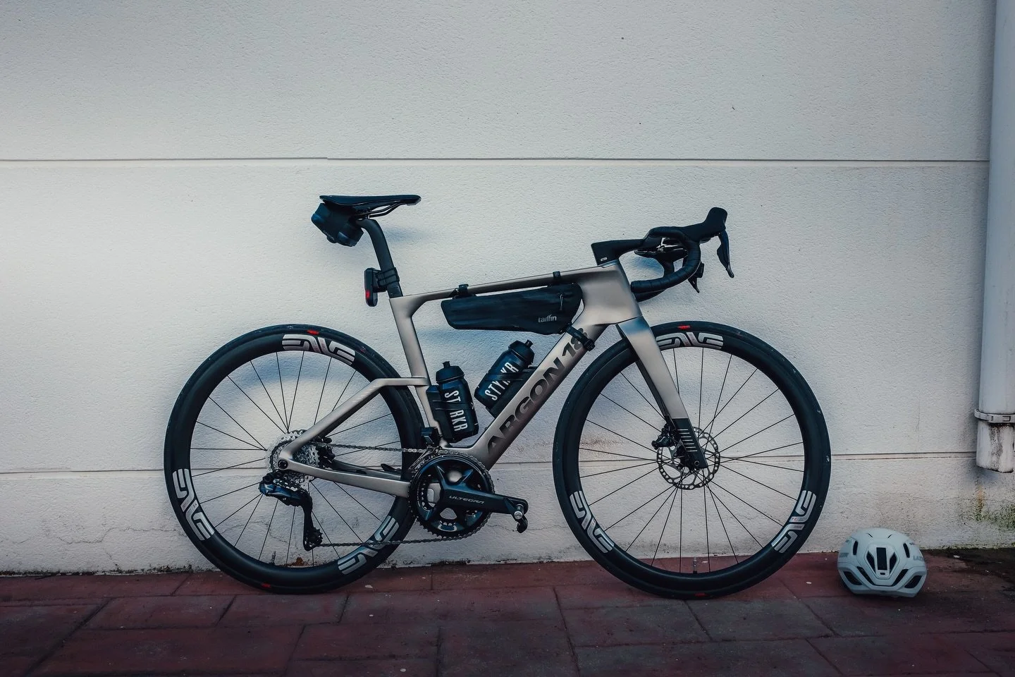 I&rsquo;ve been borrowing this @argon18bike Nitrogen whilst I&rsquo;m out here in Calpe and I can&rsquo;t deny it, I really am a fan. 

For an aero bike it climbs really nicely. (I&rsquo;ve done around 6000 meters of elevation so far). But still some