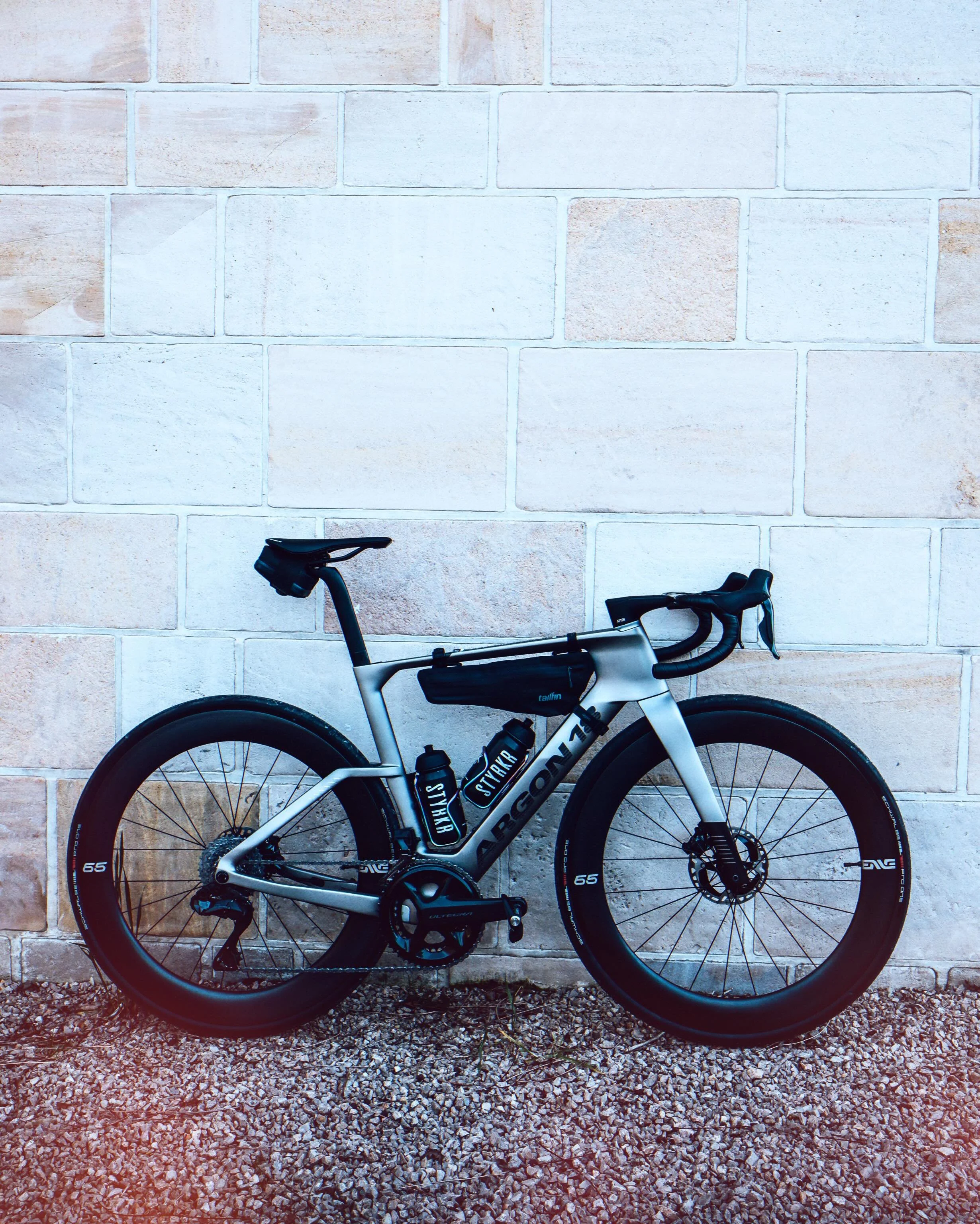 This bike was a thrill to ride on Belgium's cobblestones during Flanders. It's amazing how far modern aero bikes have come, they're significantly more capable than they were even 3 or 4 years ago.
.
.
#argon18 #argon18nitrogen #roadcycling #roadbike 