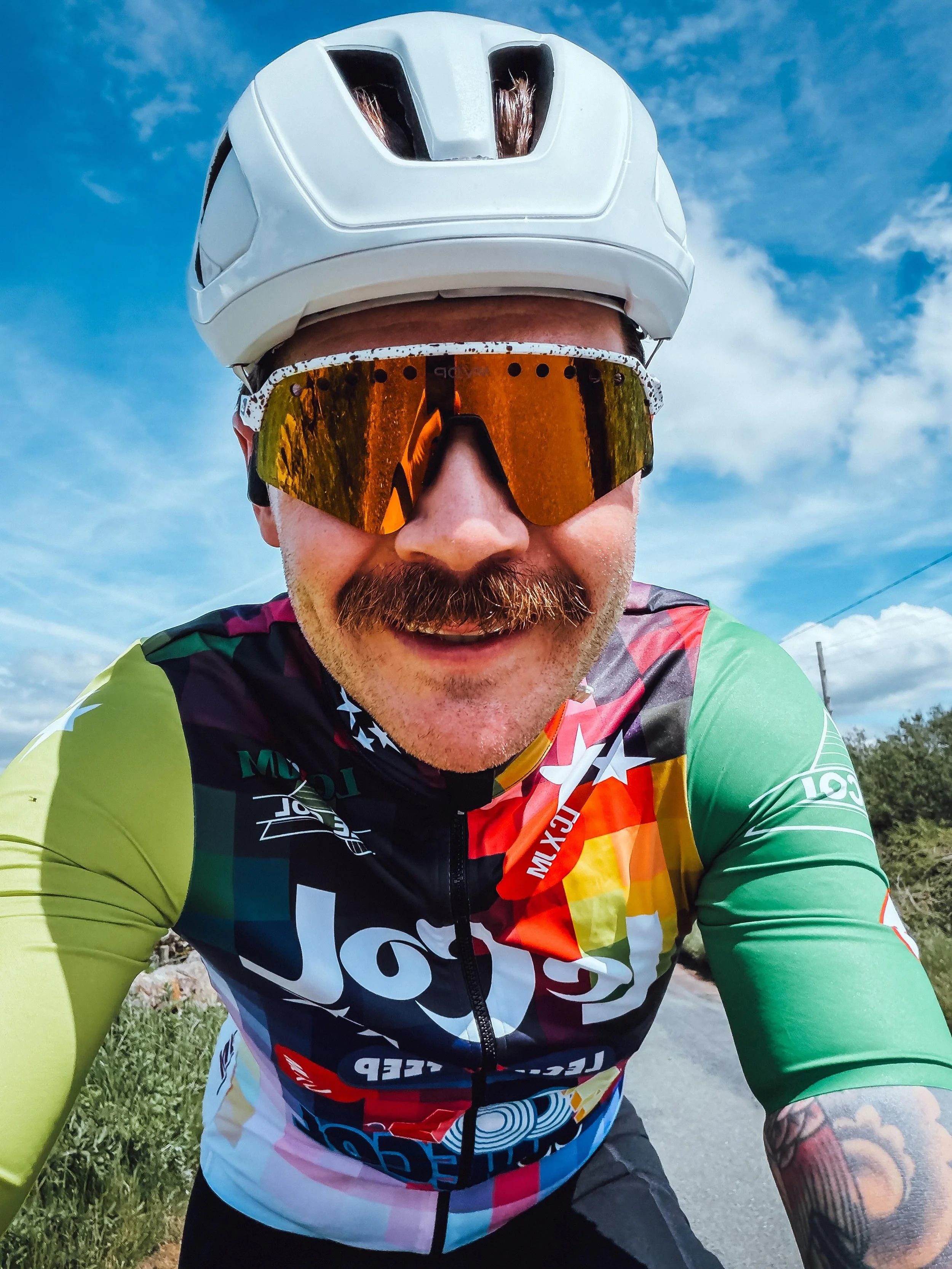 Channeling my inner Lion of Flanders - @johanmuseeuw lately in this special @lecoluk jersey. 
.
.
#lecol #ridefasterridefurther #lazerhelmets #johanmuseeuw #cycling