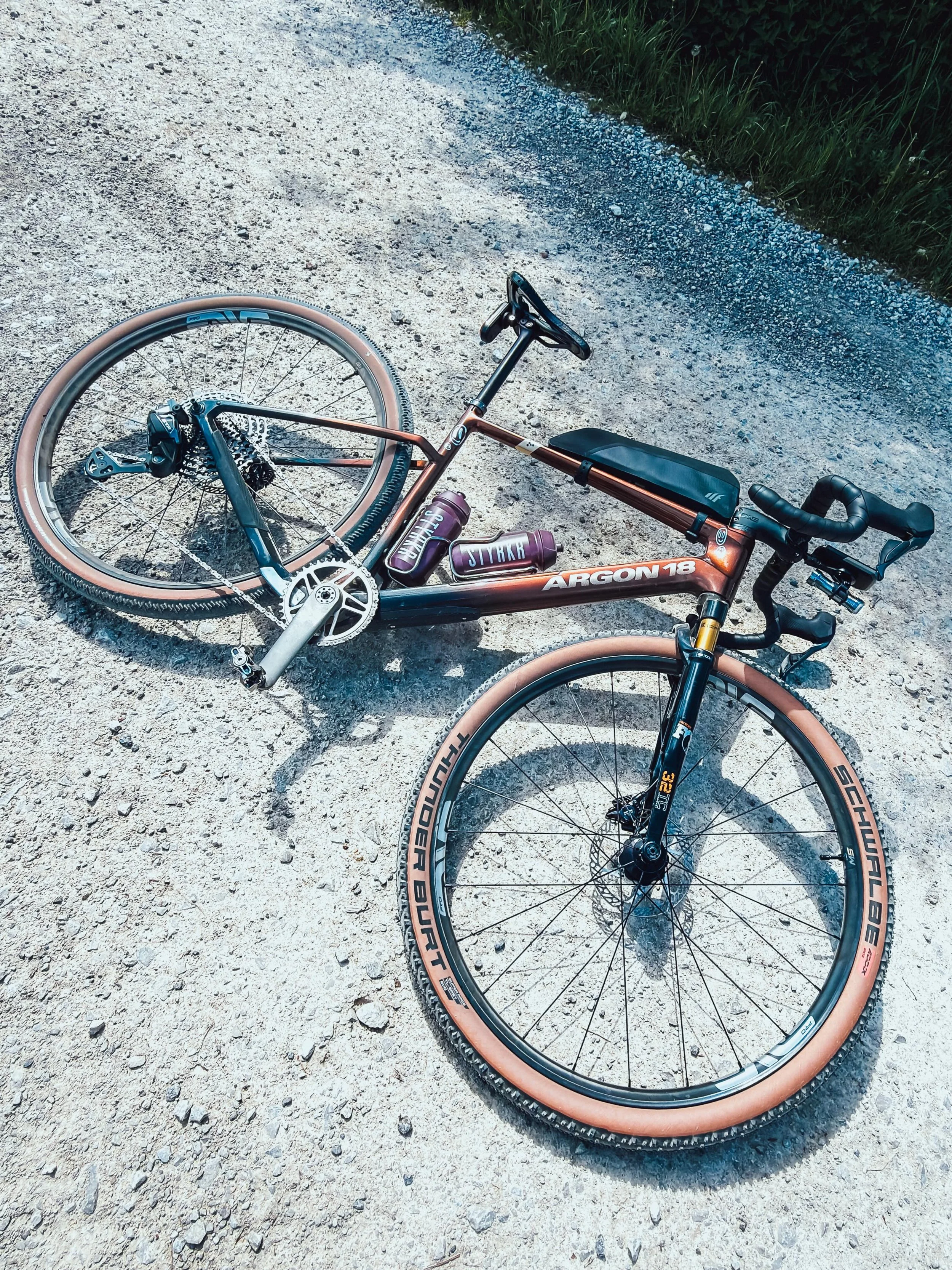 Been experimenting a bit on the Dark Matter trying a few different tire setups lately. 

This option seems to be not only fast but surprisingly grippy on the dry gravel we have around the Peak District right now. The front is a 2.1 @schwalbetires Thu