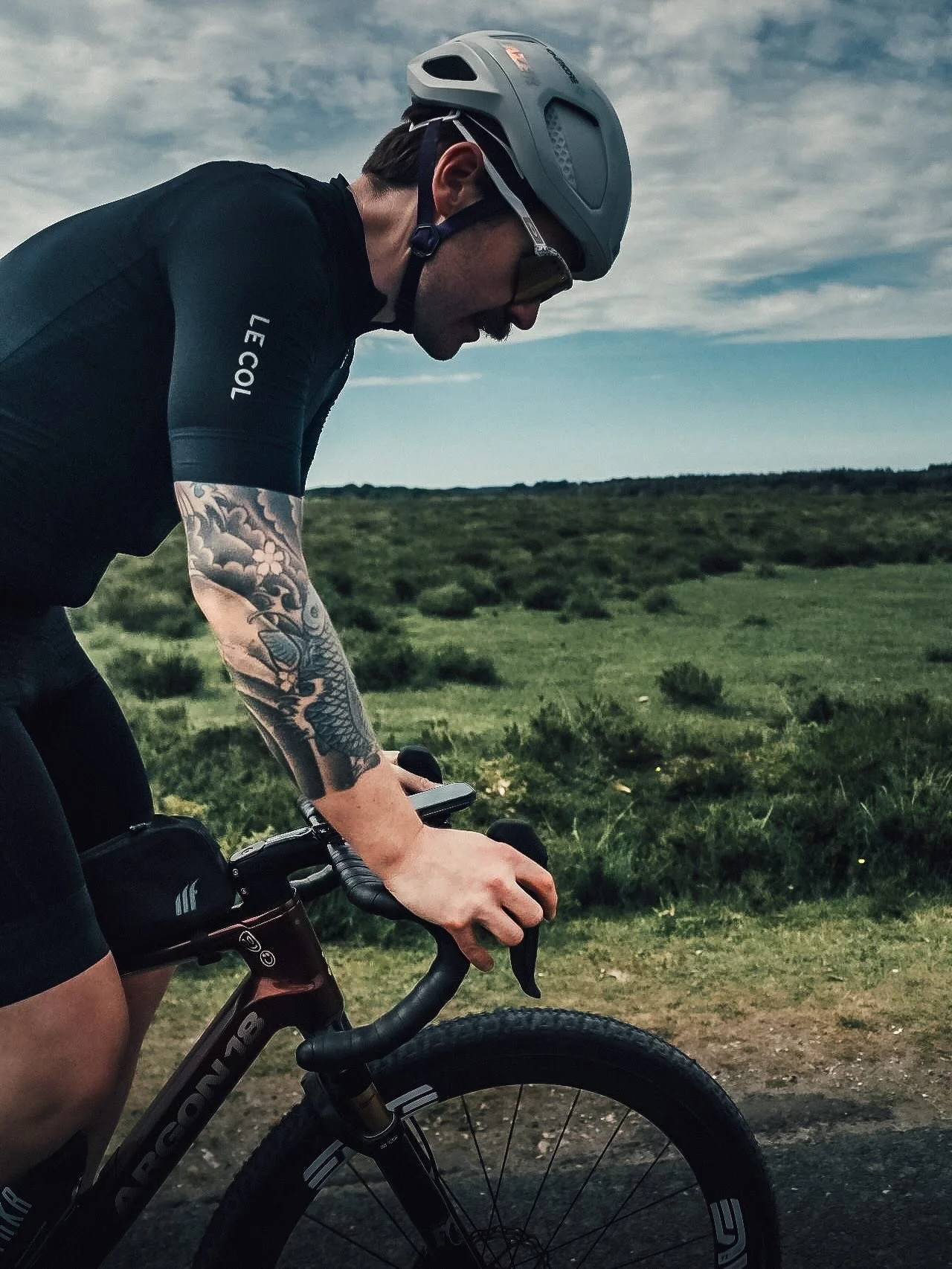 Gravel, new shades, pizza, mates. Three things all captured by @katiekookaburra1 on our weekend with @garminuk 🤙
.
.
#garminuk #garmincycling #argon18 #pizzq #cyclinglife