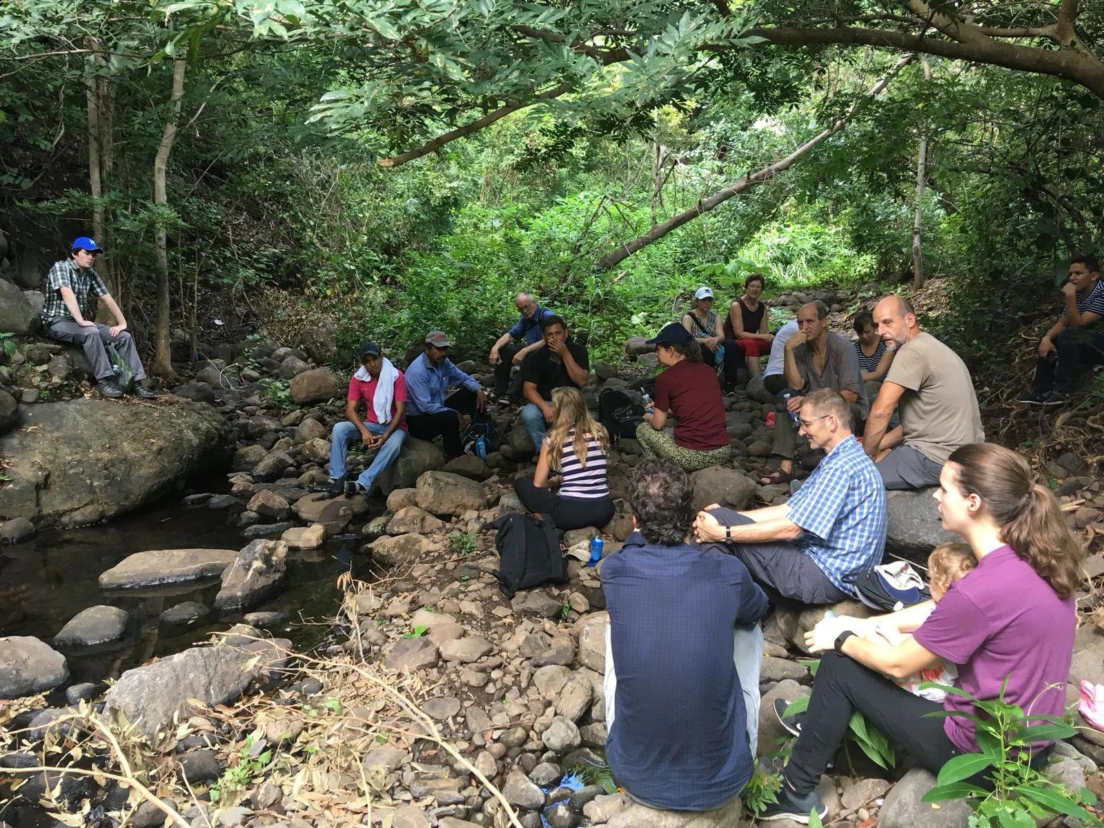 Im “Natur-Klassenzimmer” bei Codeso . Ein Projekt der “Brüder in Christus” Gemeinde. Sie setzen sich unter anderem dafür ein, dass arme Familien, von der Wasserquelle eine Leitung zu ihren Häussern bekommen.
