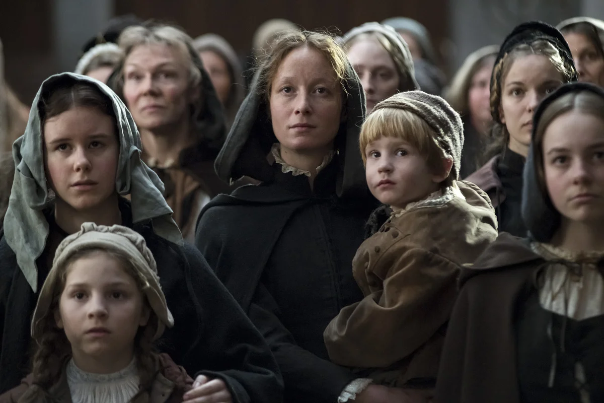 Anna Reinhart (Sarah Sophia Meyer) als aufmerksame Zuhörerin von Zwinglis Predigten