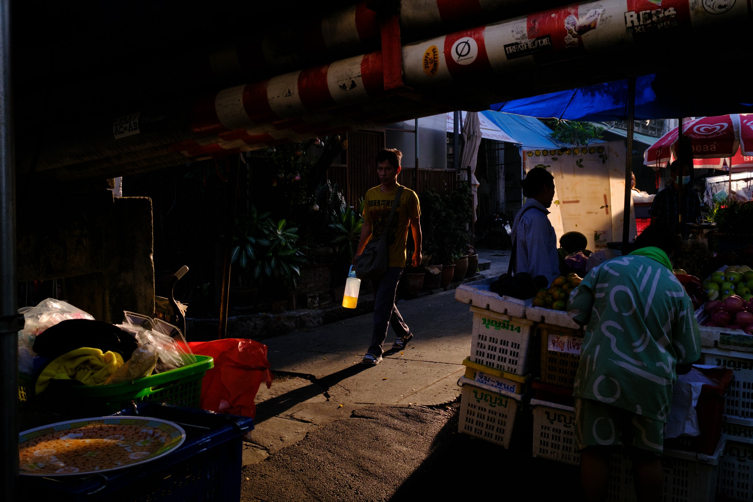Early morning light at a food market. Phra Nakhon District, Bangkok. Dec 2024.