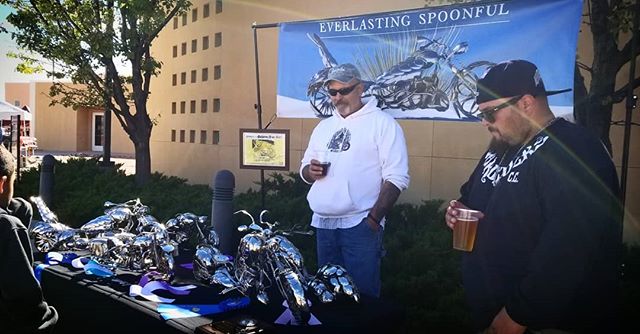 Working hard at hardly working. Down at the car show at NMSU in Alamogordo today, showing off my girls, and enjoying my spot next to @cloudcroftbrewing

#SpoonMotorcycle #EverlasingSpoonful #art #sculpture #AmberAle #Motoart #JamesRice #motorcycleart