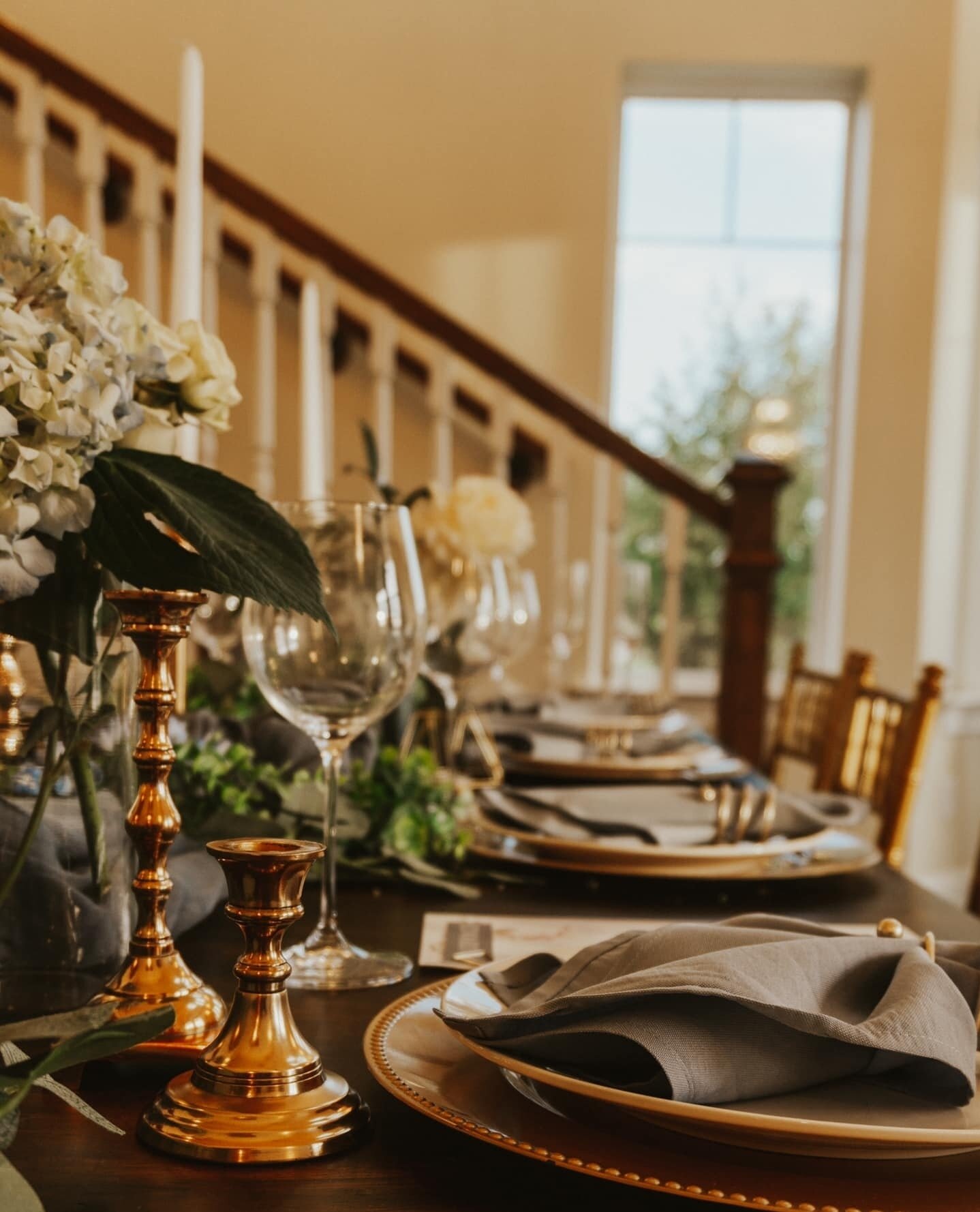 Place settings may seem like a small detail, but it's an important one. A well-decorated setting has the power to set the tone, and can also create a warm and welcoming atmosphere for your guests. It's a place of conversation and memory making. ⁠
⁠
W