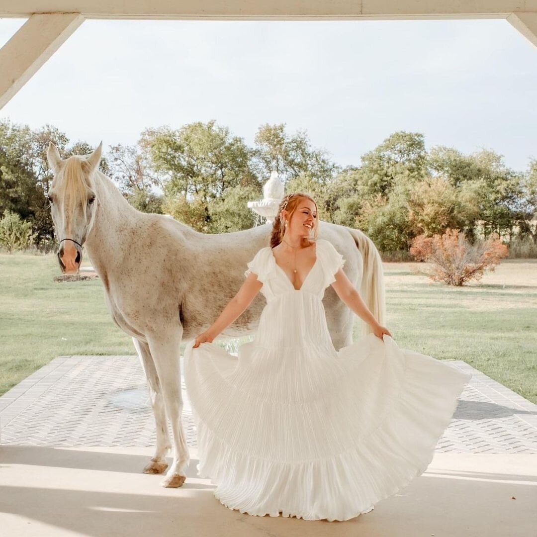 Raise your hand if you&rsquo;d say YES to a bridal portrait session like this?!? 🙋&zwj;♀️ We would say yes 10x over!!! 💕 (ps. I think this big beautiful boy completely understood the assignment!)

Photographer: @natalie_grace_photographyy
Planner: 