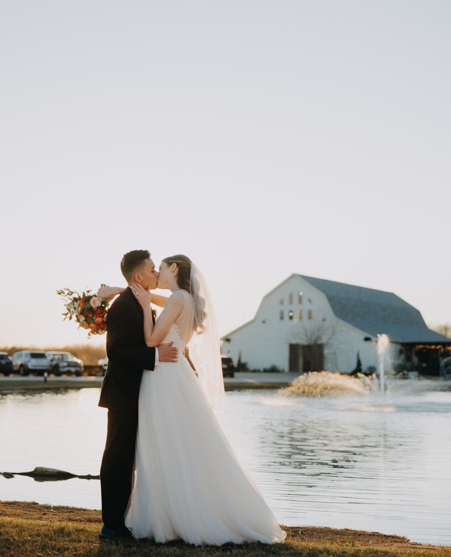 This moment is just giving us all the feels 😍⁠
⁠
Bride: Alexys Shipers⁠
Photo: @joiedevivrephotography⁠
Florals: @lilleycustomflorals