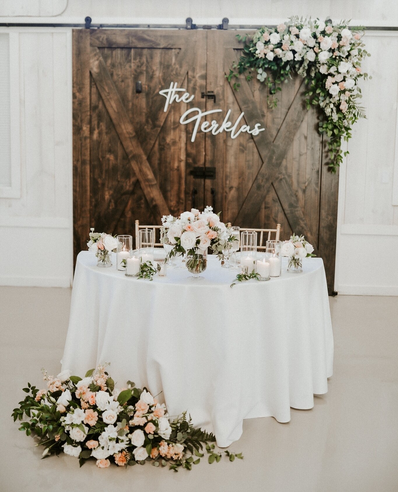 This sweetheart table set up &gt; ⁠
⁠
⁠We're coming at you with a couple of ways to spice up your sweetheart table! ⁠
⁠
💐 Decorate the table with some sort of centerpiece, you can never go wrong with florals! ⁠
💐 A backdrop can elevate the overall 