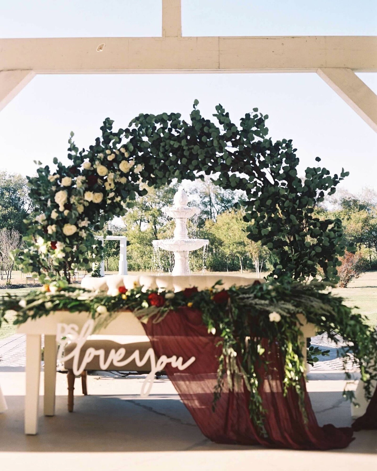 This setup has us like 😍⁠
⁠
Color schemes are important for your big day, but many people wonder why. We're here to lay it all out for you 😎⁠
⁠
🎨 It creates a tone and mood for the event ⁠
🎨 It's appealing to the eye ⁠
🎨 It can really show off y