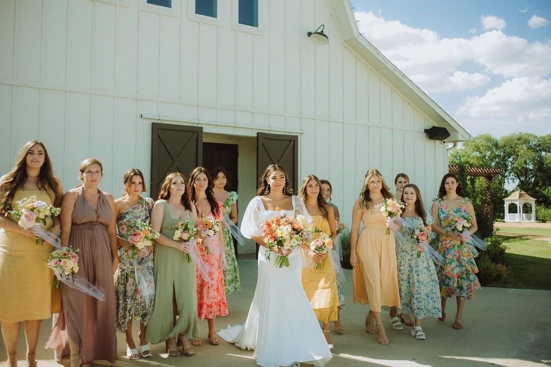 Rebekah did a million things right for her wedding day, but I think our favorite was the color scheme! 😍 These mixed bridesmaids dresses are absolute PERFECTION! 

Photo: @thewilliamsweddings
Florist: @drdelphiniumweddings