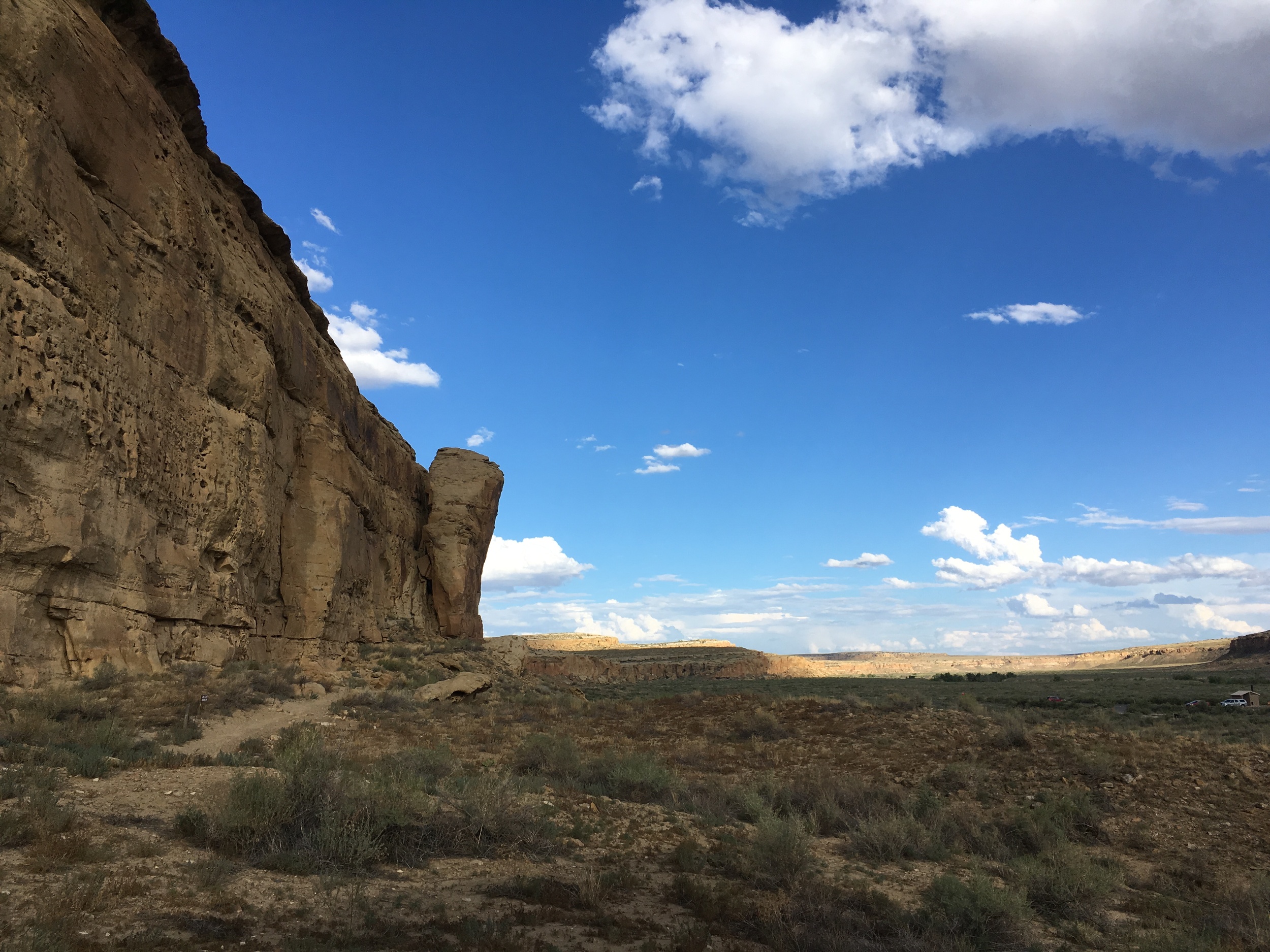 Another threatening rock, 1/3 the size of the one that flattened 30 rooms in Pueblo Bonito