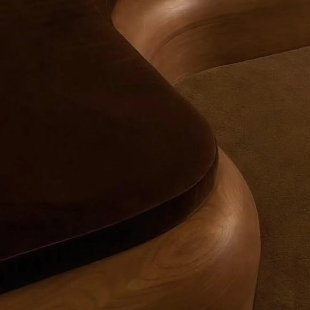 Conoce Mocha Mousse, un tono c&aacute;lido y acogedor que combina a la perfecci&oacute;n calma y energ&iacute;a. Este matiz, acogedor pero fresco, aporta profundidad y elegancia a cualquier dise&ntilde;o, desde la moda hasta la decoraci&oacute;n del 