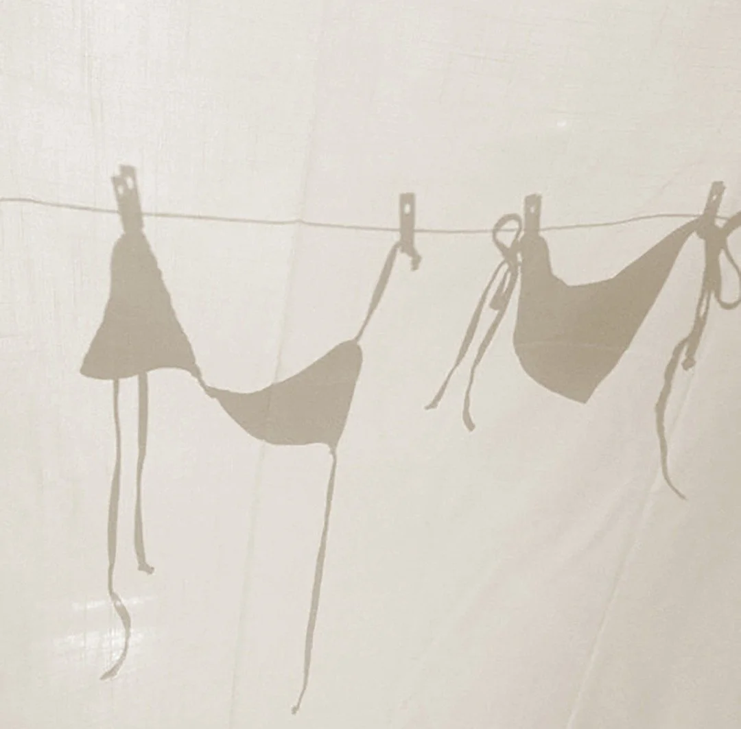 El sol, los d&iacute;as largos, la playa...🌞🌴 Ha llegado la mejor &eacute;poca del a&ntilde;o y nosotras estamos entusiasmadas por todo lo que esta por venir 🌺✨

---

The sun, the long days, the beach...🌞🌴 The best time of the year has arrived a