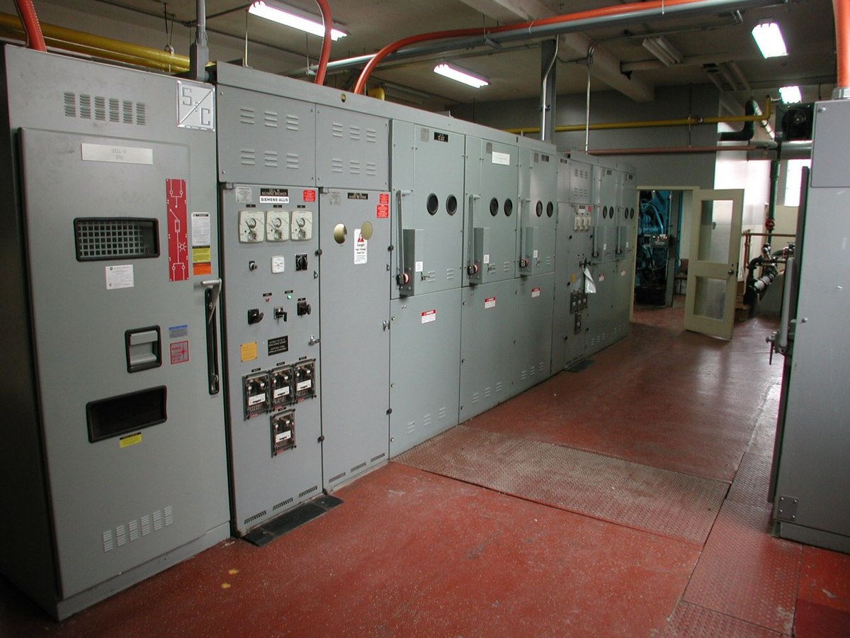1200px-Electrical_switchgear.JPG