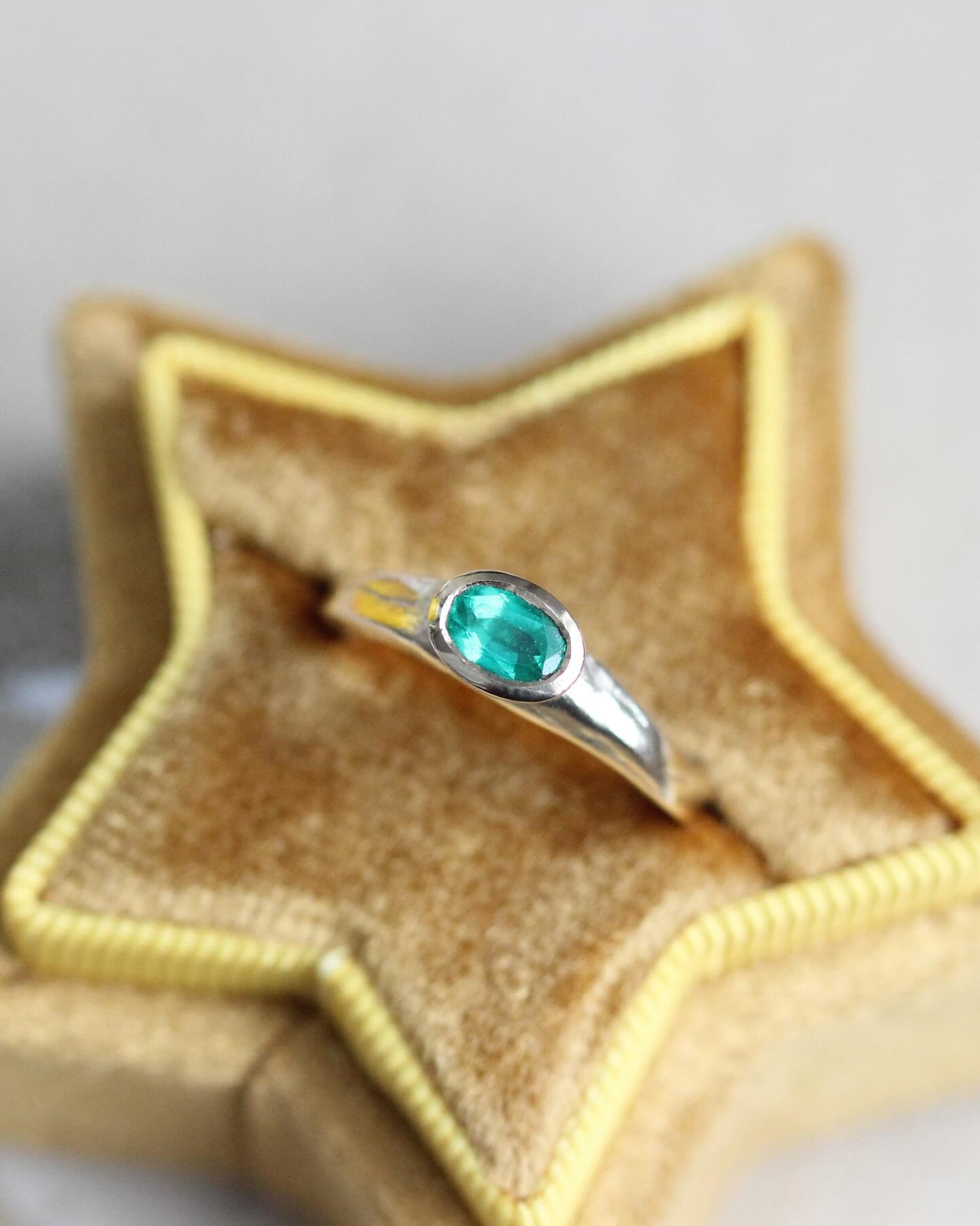 The latest commission 😍✨

Slight understatement to say I&rsquo;m obsessed with this beautiful emerald set into the Wave Solitaire 🤤

A proposal in Ireland seems fitting 💞

Get in touch for bespoke appointments at the studio 😻