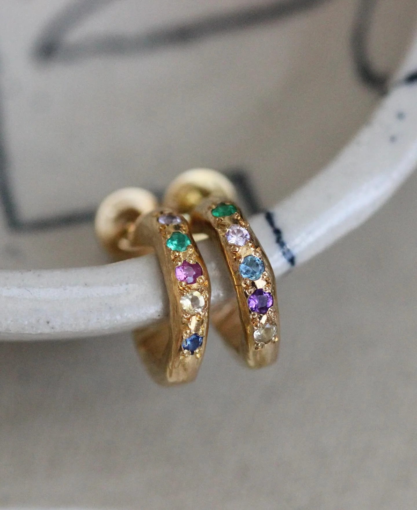 Seriously NEED to make myself a pair of these ✨ The perfect colourful easy to wear hoop. Thinking making  diamond pair too&hellip; 💎