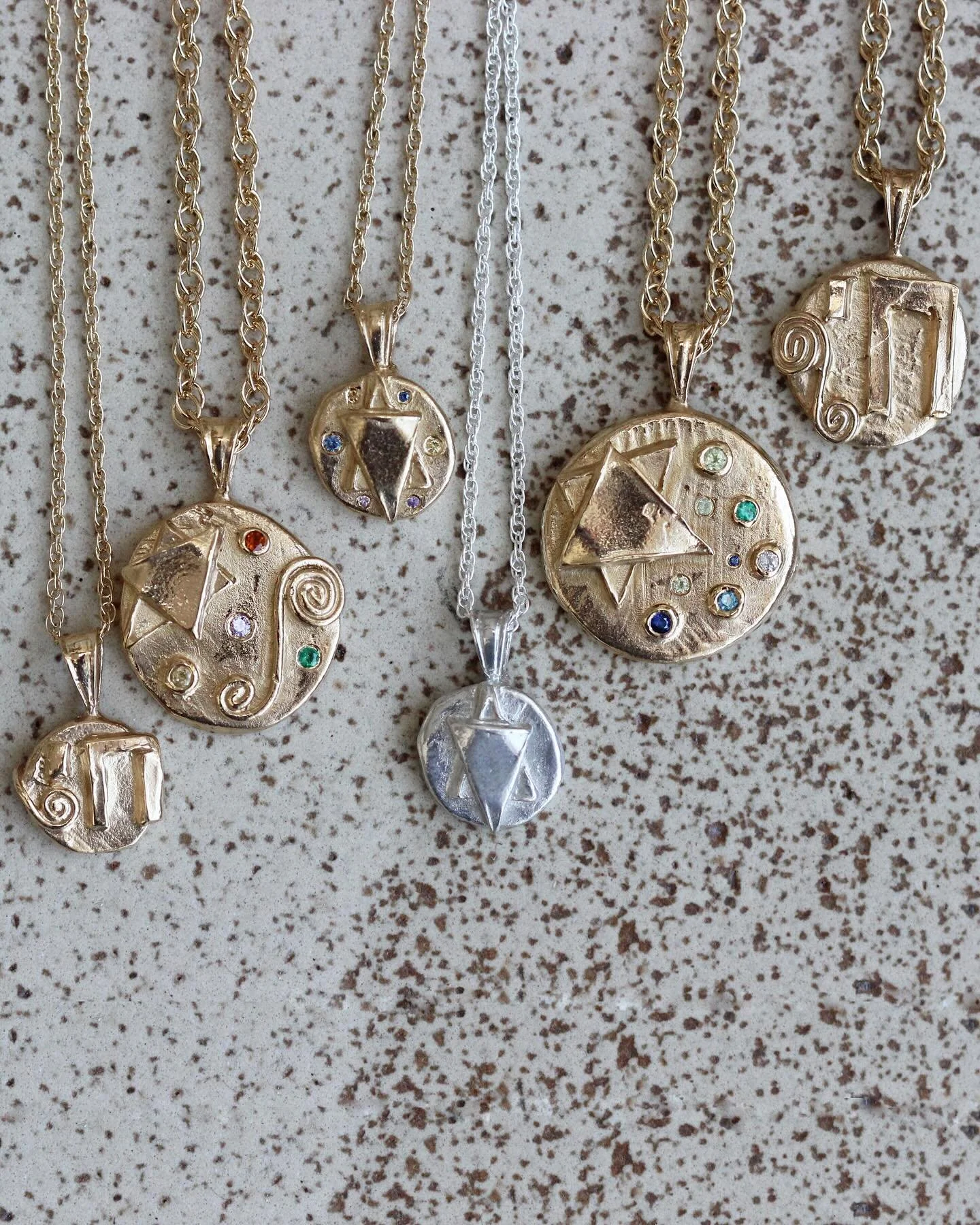 HEY to all my new followers! ✨🫶 Thought it would be a good time to share these 🕎 A mixture of bespoke and ready to be shipped pieces I have had the delight of working on 💞