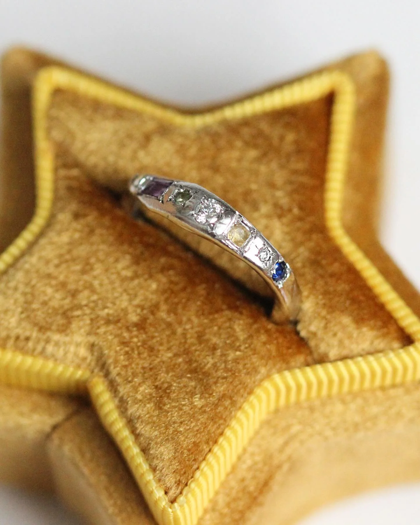 Check out this fruity platinum number 💞🫶✨ Haven&rsquo;t worked on platinum for a while and loveeee this fresh and colourful palette 😎

🥹🥹🥹🥹🥹🥹

✨🫶💍