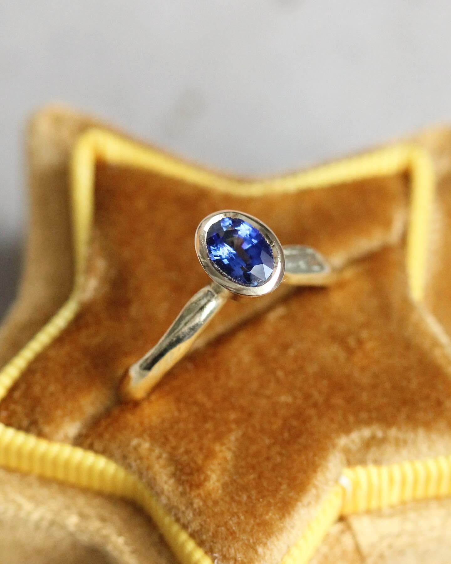 For those like blue&hellip;. This electric blue SAPPHIRE 🤩 wowza 🥹 set into the Vincent Ring ✨ 

Tooooo beautiful ✨💙